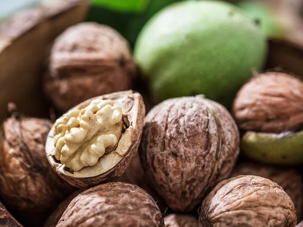 Nueces en el cuenco de madera . — Foto de Stock