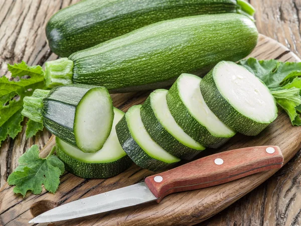 Zucchini mit Scheiben auf einem Holztisch. — Stockfoto