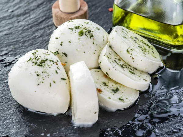 Mozzarella. Sötét szürke háttér. — Stock Fotó