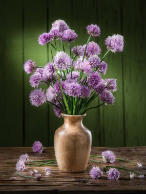 Soğan (chives) buket üzerinde ahşap tabl vazoda