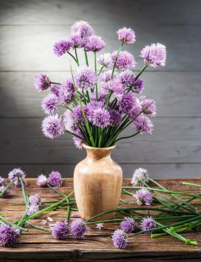 Soğan (chives) buket üzerinde ahşap tabl vazoda