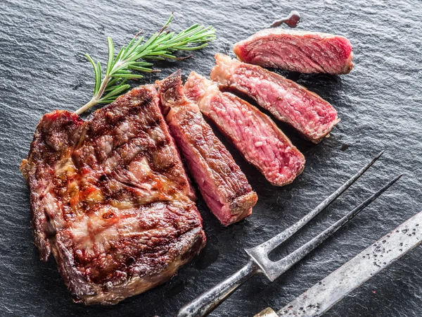 Mittelgroßes Ribeye-Steak. — Stockfoto