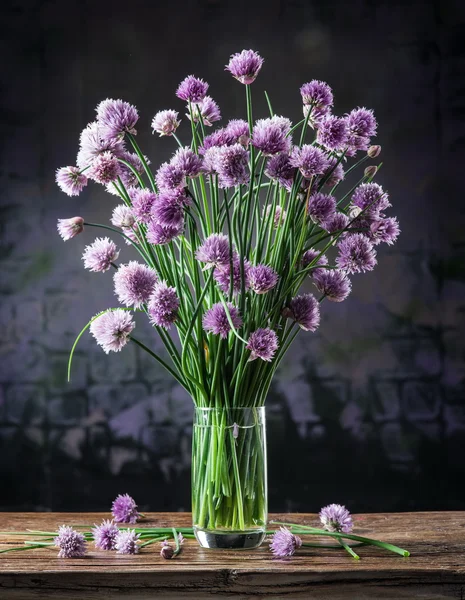 Buquê de cebola (cebolinha) flores no vaso na mesa de madeira — Fotografia de Stock