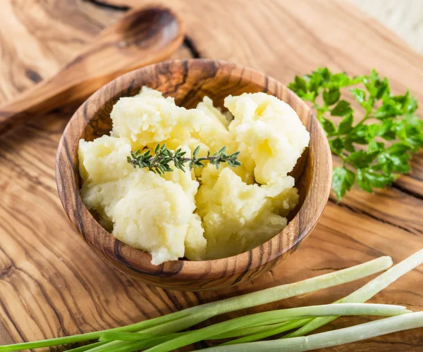 Kartoffelbrei in der hölzernen Schüssel auf dem Serviertablett. — Stockfoto