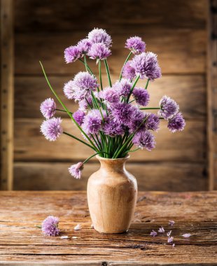 Soğan (chives) buket üzerinde ahşap tabl vazoda