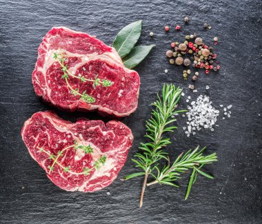 Siyah arka plan üzerine baharat ile kaburga eti. 