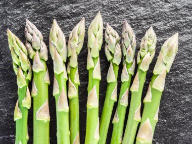 Kuşkonmaz lahanası siyah arka plan üzerine. 