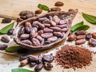 Ahşap masa Cocao toz ve cocao fasulye.