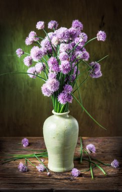 Soğan (chives) buket üzerinde ahşap tabl vazoda