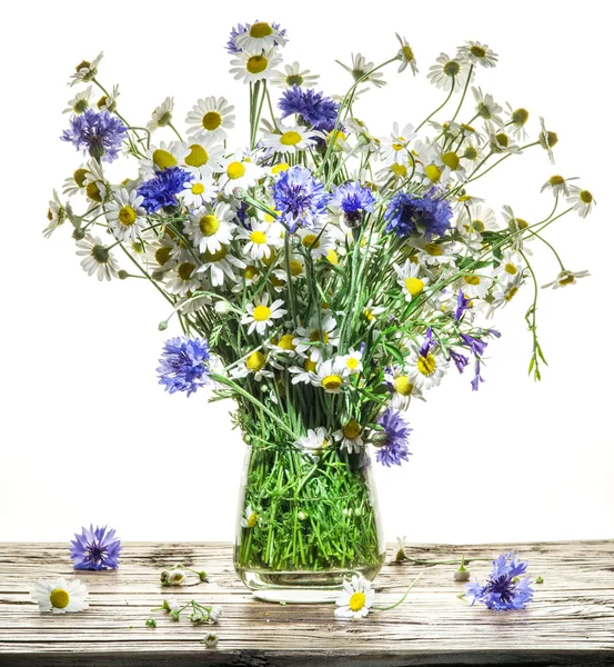 Boeket van chamomiles en korenbloemen in de vaas op de houten — Stockfoto