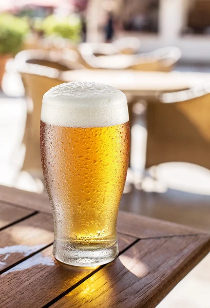 Glas light bier op de houten tafel. — Stockfoto