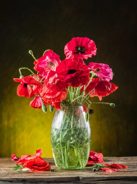 Bouquet di fiori di papavero nel vaso sul tavolo di legno . — Foto Stock