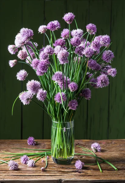 Ramo de cebolla (cebollino) flores en el jarrón en la mesa de madera — Foto de Stock