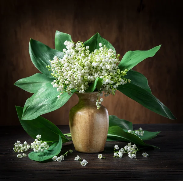 나무 테이블에은 방울 꽃 꽃다발. — 스톡 사진