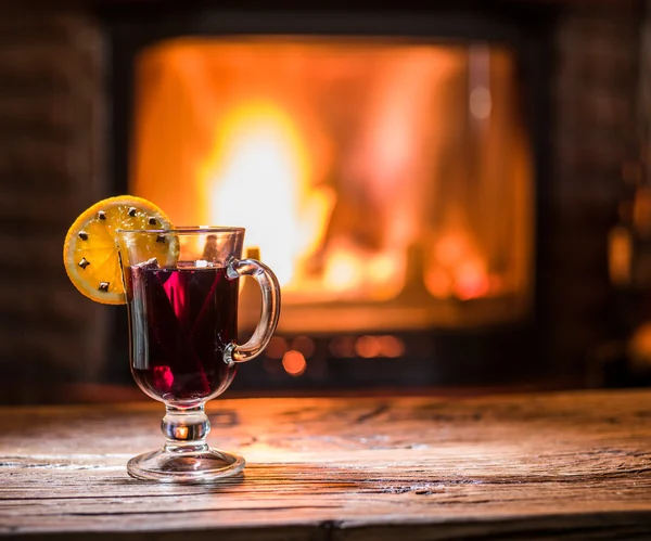 Hot mulled wine with orange slice, cloves and cinnamon stick. — Stock Photo, Image