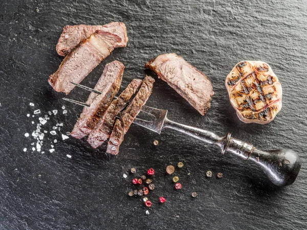 Goed gedaan biefstuk Ribeye. — Stockfoto