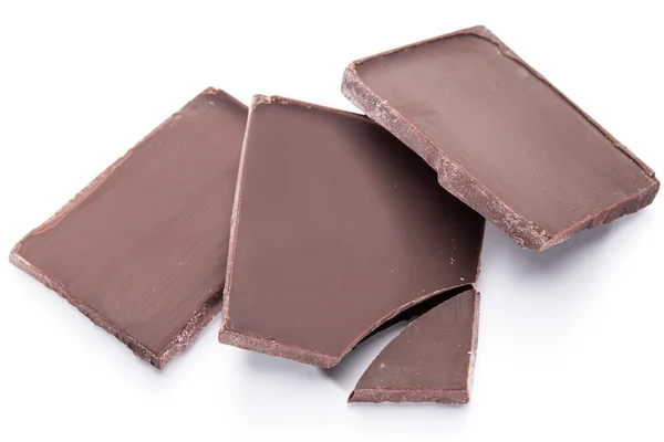 Pedazos de barra de chocolate aislados sobre un fondo blanco. —  Fotos de Stock