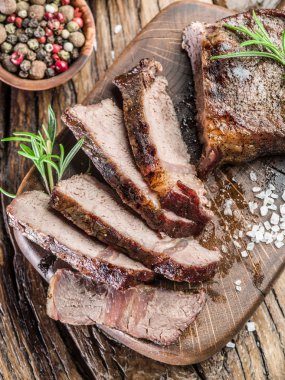 Baharat ahşap tepsi ile antrikot biftek.