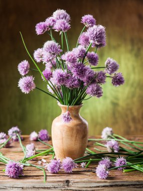 Soğan (chives) buket üzerinde ahşap tabl vazoda
