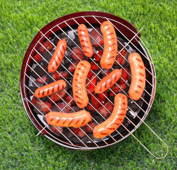 Grillezés a barbecue kolbász. — Stock Fotó