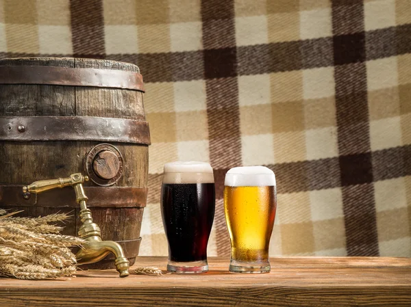 Biergläser und Bierfass auf dem Holztisch. Craft Brewe — Stockfoto