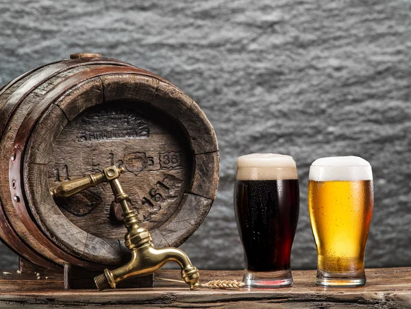 Bicchieri di birra e botte di birra sul tavolo di legno. Frumento saraceno — Foto Stock