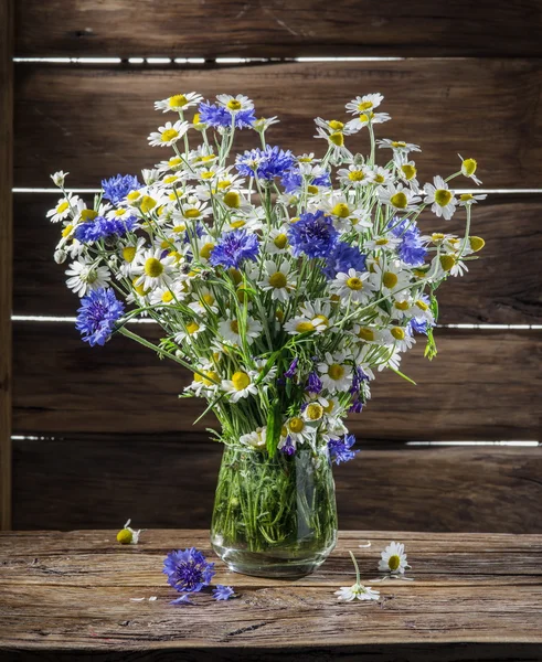 Boeket van chamomiles en korenbloemen in de vaas op de houten — Stockfoto