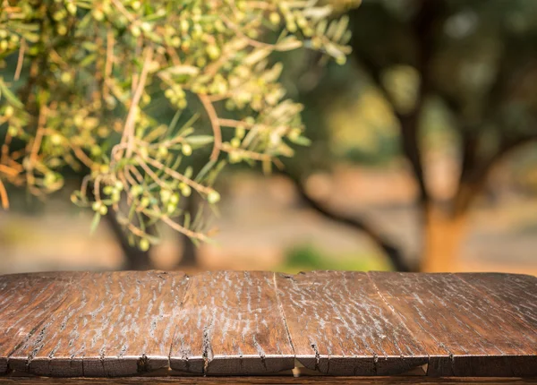 Оливки зі старим дерев'яним столом . — стокове фото