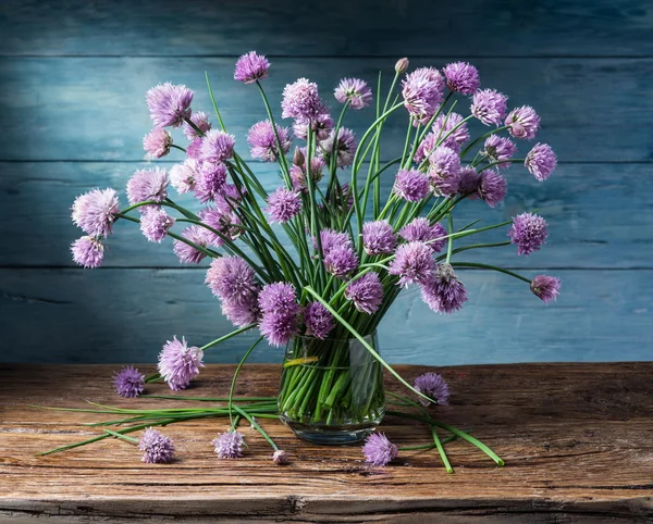 Buquê de cebola (cebolinha) flores no vaso na mesa de madeira — Fotografia de Stock