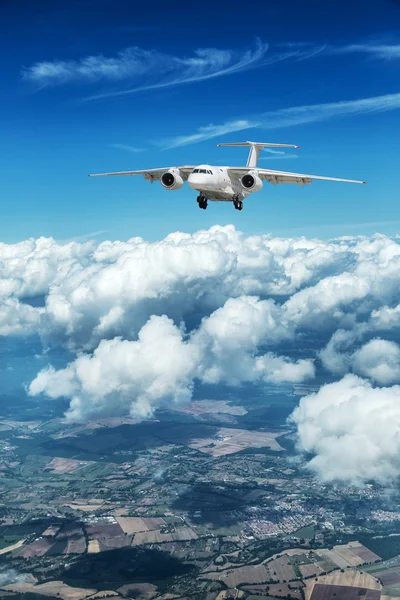 구름 위에 비행기입니다. 푸른 하늘. — 스톡 사진