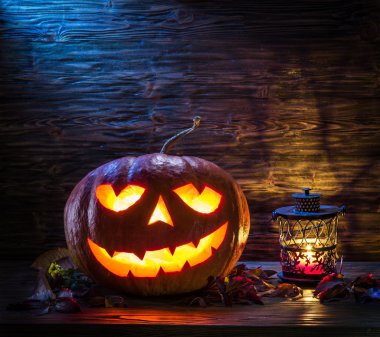 Sırıtan balkabağı feneri veya jack-o'-fener sembollerinden biridir