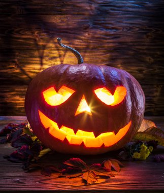 Sırıtan balkabağı feneri veya jack-o'-fener sembollerinden biridir