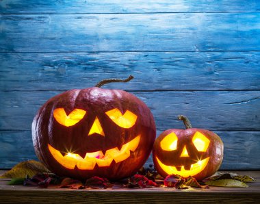 Sırıtan balkabağı feneri veya jack-o'-fener sembollerinden biridir