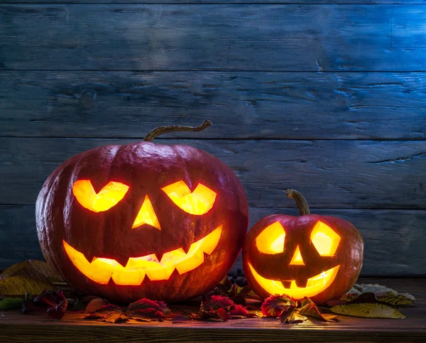 Sourire lanterne de citrouille ou Jack-o '-lanterne est l'un des symboles — Photo