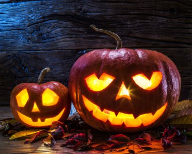 Sırıtan balkabağı feneri veya jack-o'-fener sembollerinden biridir