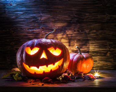 Sırıtan balkabağı feneri veya jack-o'-fener sembollerinden biridir