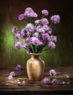Soğan (chives) buket üzerinde ahşap tabl vazoda