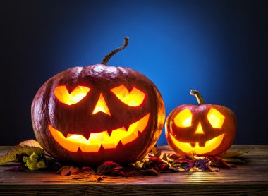 Sırıtan balkabağı feneri veya jack-o'-fener sembollerinden biridir