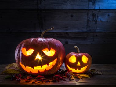 Sırıtan balkabağı feneri veya jack-o'-fener sembollerinden biridir