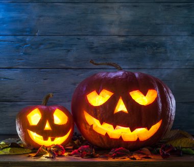 Sırıtan balkabağı feneri veya jack-o'-fener sembollerinden biridir