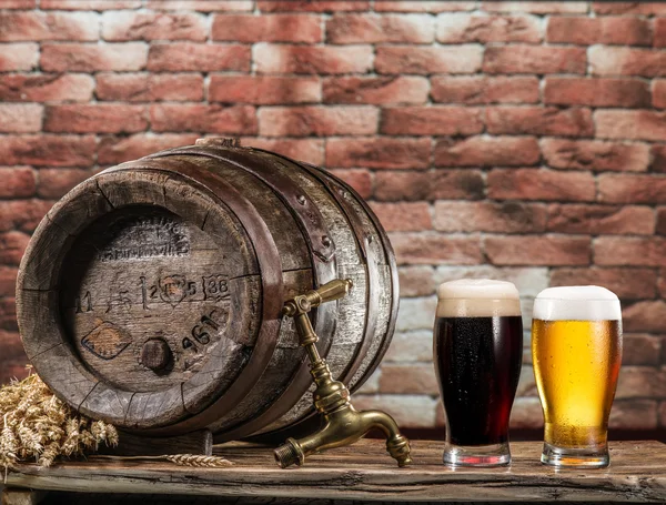 Glas öl och ale fat på träbord. Craft brewe — Stockfoto