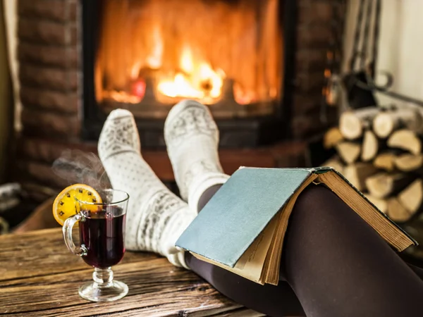 Sıcak mulled şarap ve kadın elinde kitap. Bu önünde rahatlatıcı — Stok fotoğraf