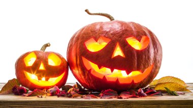 Sırıtan balkabağı feneri veya jack-o'-fener sembollerinden biridir