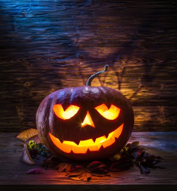 Sırıtan balkabağı feneri veya jack-o'-fener sembollerinden biridir