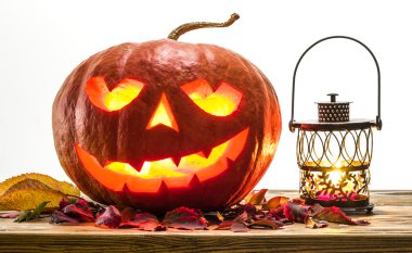 Sırıtan balkabağı feneri veya jack-o'-fener sembollerinden biridir