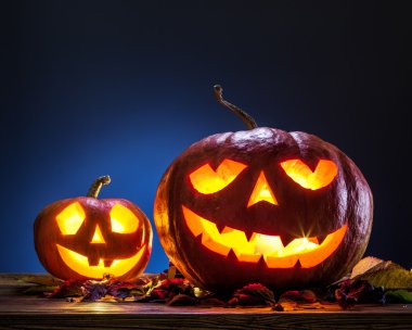 Sırıtan balkabağı feneri veya jack-o'-fener sembollerinden biridir