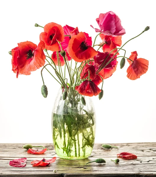 木製のテーブルの上の花瓶にポピーの花の花束. — ストック写真