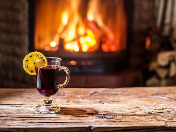 Hot mulled wine with orange slice, cloves and cinnamon stick. — Stock Photo, Image