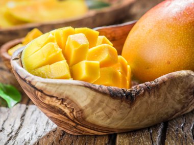 Mango meyve ve ahşap masa mango küpleri.