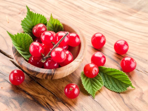 Nanking of Gevilte cherry ftuits met verlaat op de houten tafel. — Stockfoto